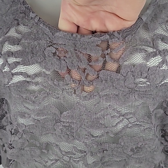 Mudd burnout Gray Floral Print Lace Half Sleeve Top. Size Extra Large. - Picture 5 of 9
